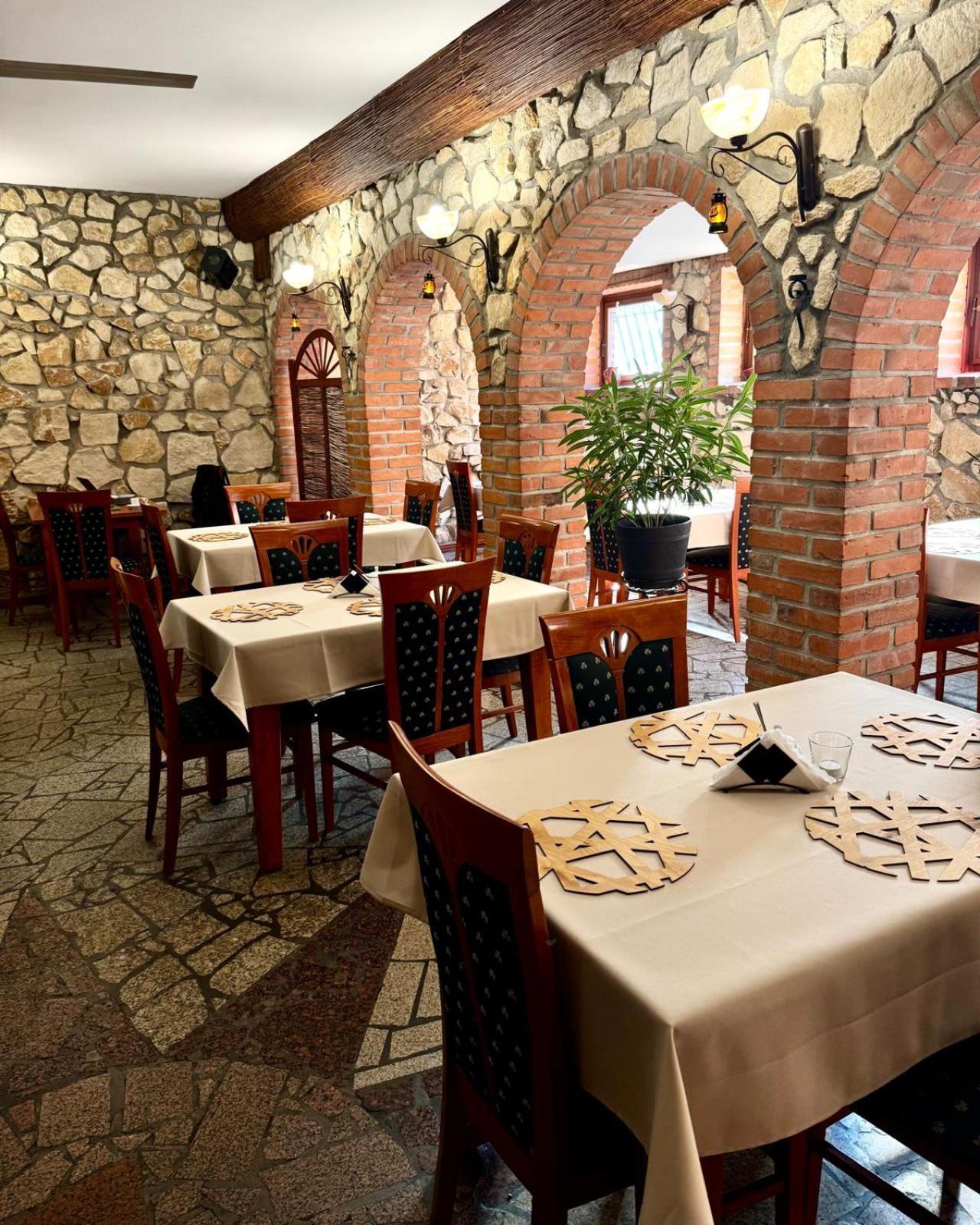 Powidz Lakeside Hotel & Restaurant Ngoại thất bức ảnh